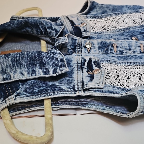 Amethyst Jeans Blue Denim Vest. Size Large. - Picture 3 of 6